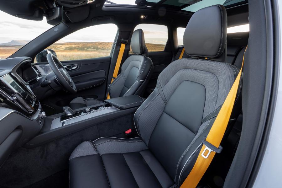 Интерьер Volvo XC60 T8 Polestar Engineered 2019 года  (UK) (фото 16 из 40)
